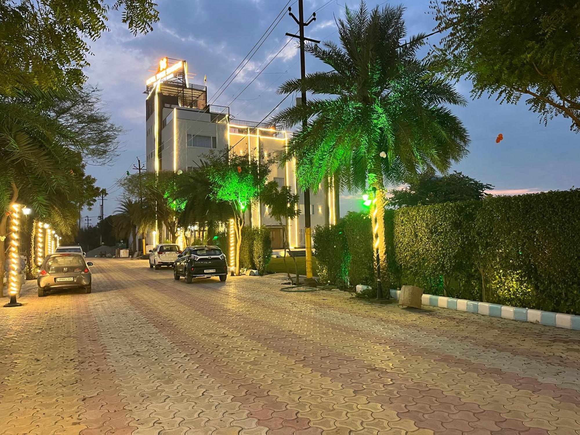 Hotel Three Seasons Vrindāvan Exterior foto