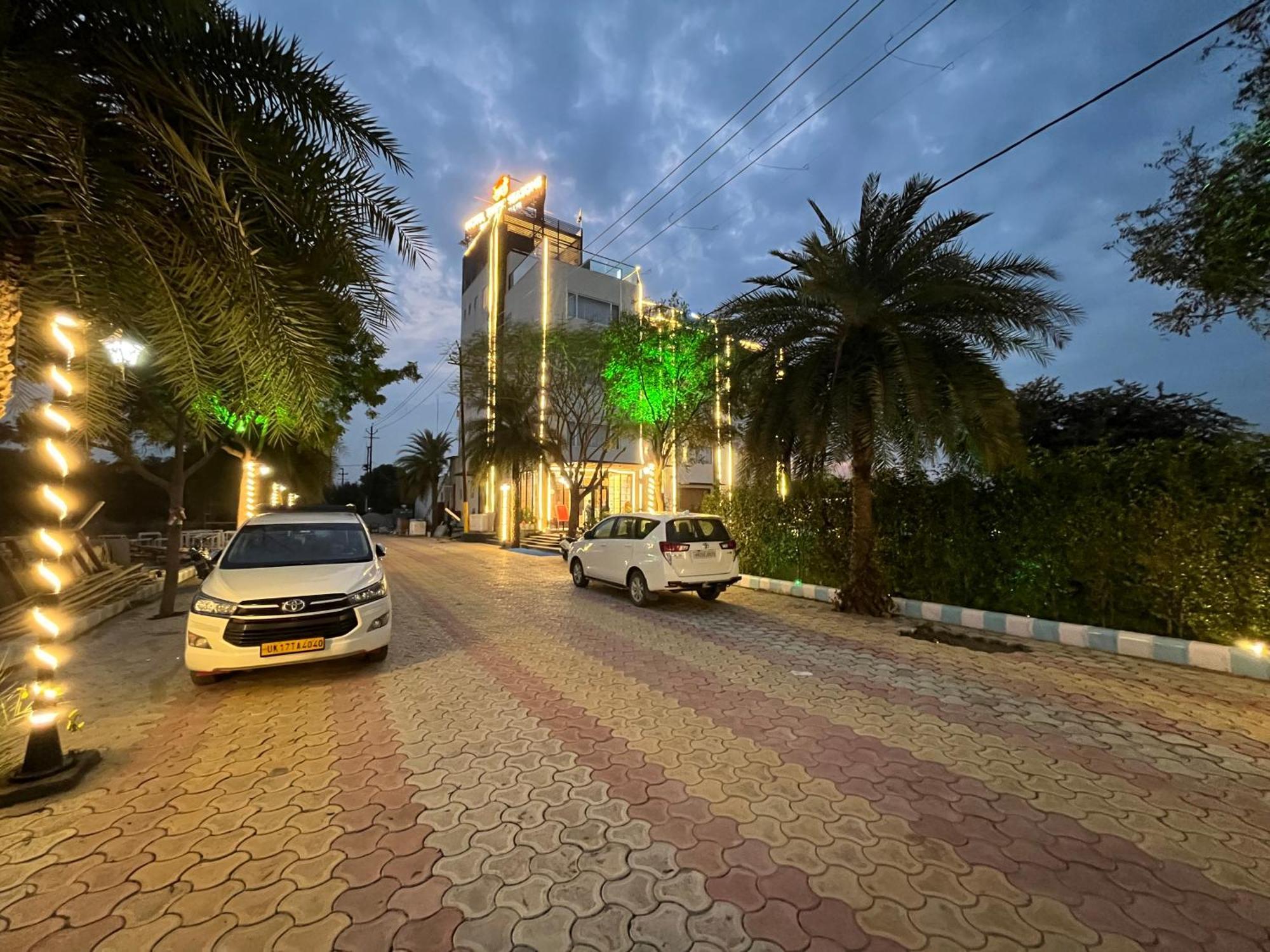 Hotel Three Seasons Vrindāvan Exterior foto