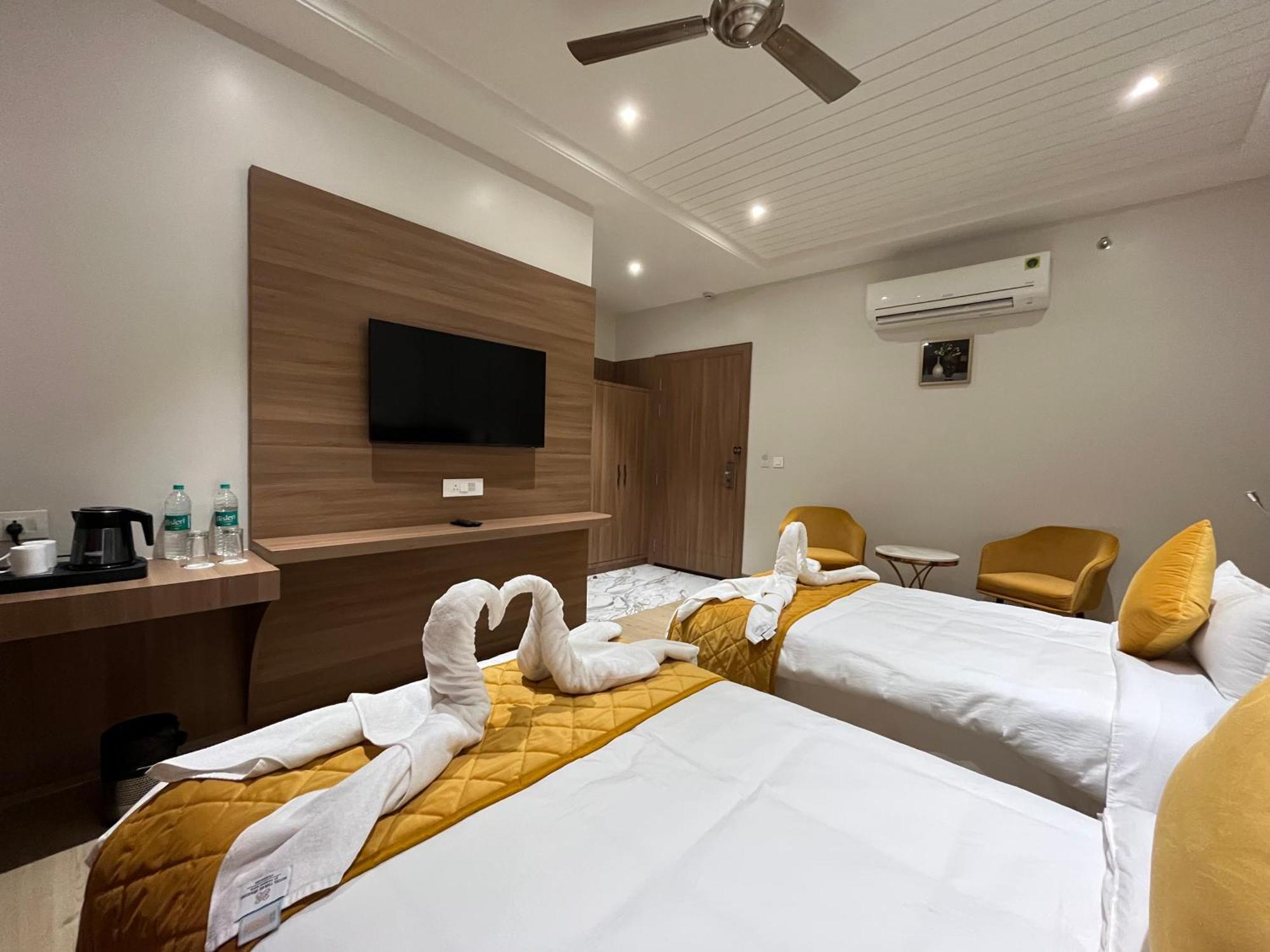 Hotel Three Seasons Vrindāvan Exterior foto