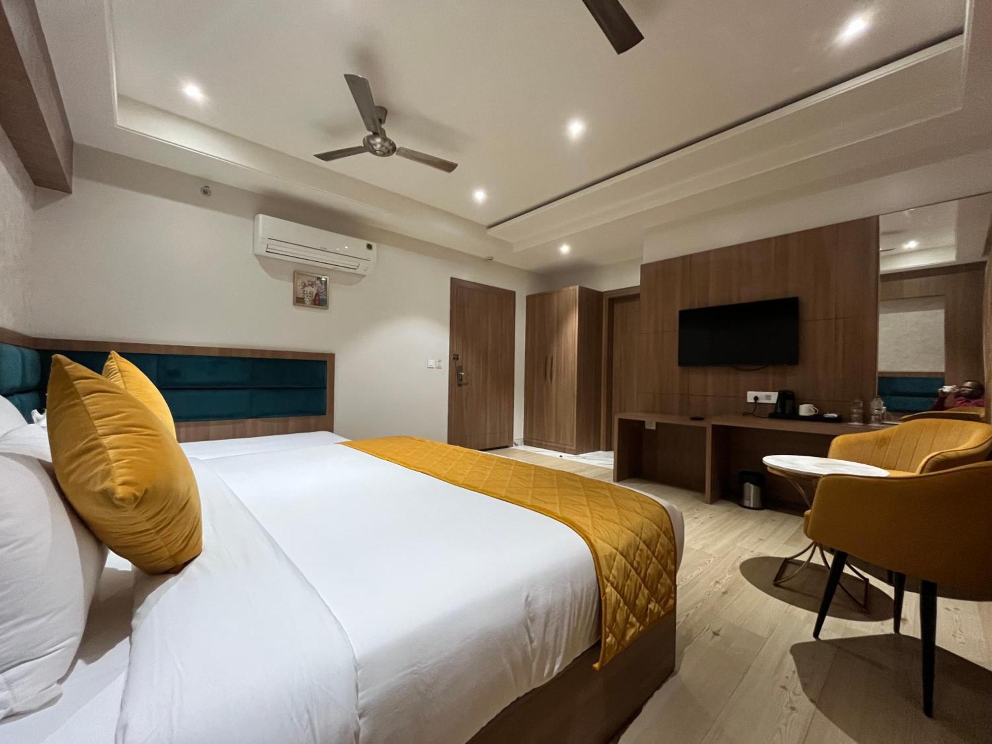 Hotel Three Seasons Vrindāvan Exterior foto