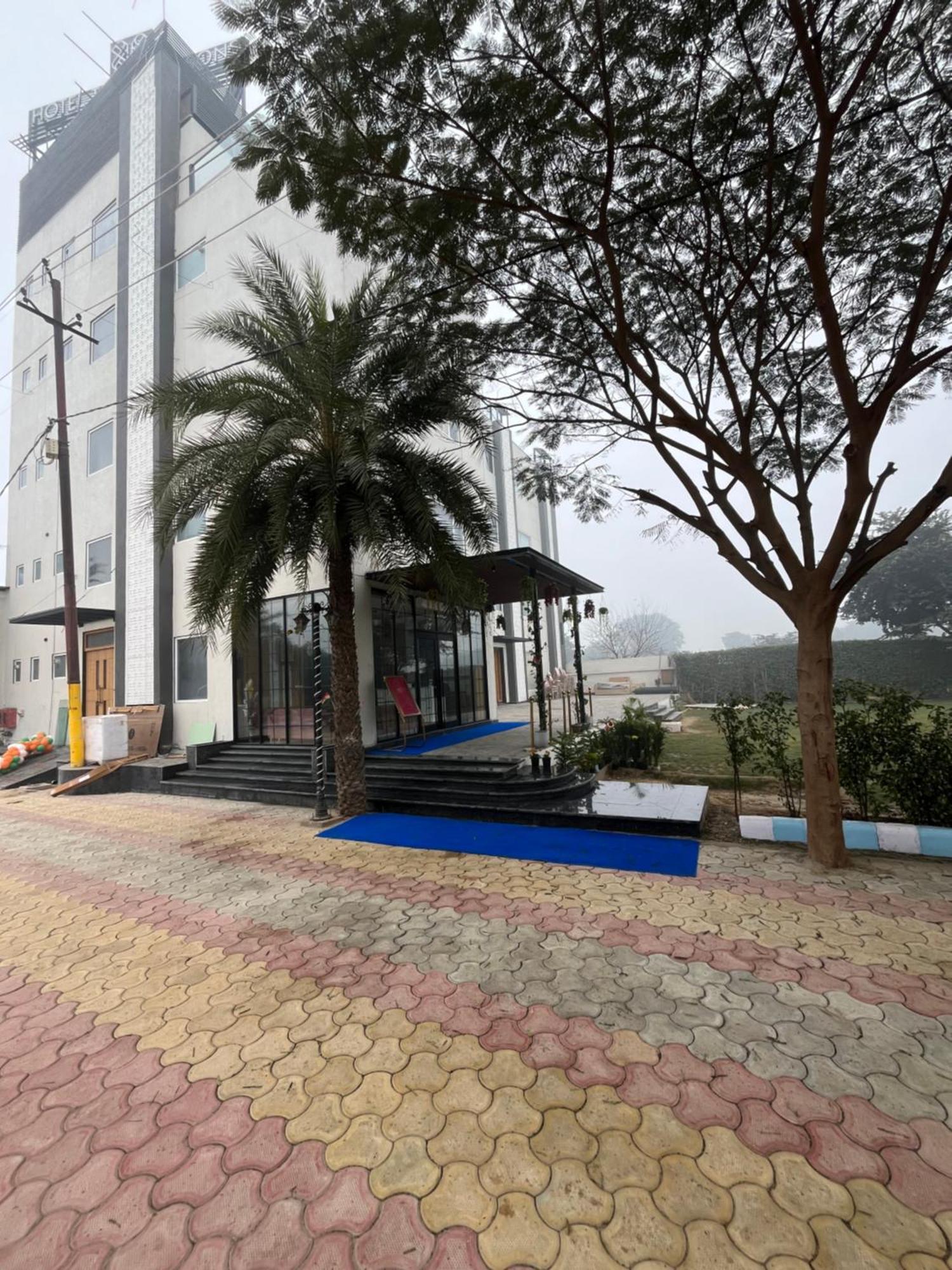 Hotel Three Seasons Vrindāvan Exterior foto