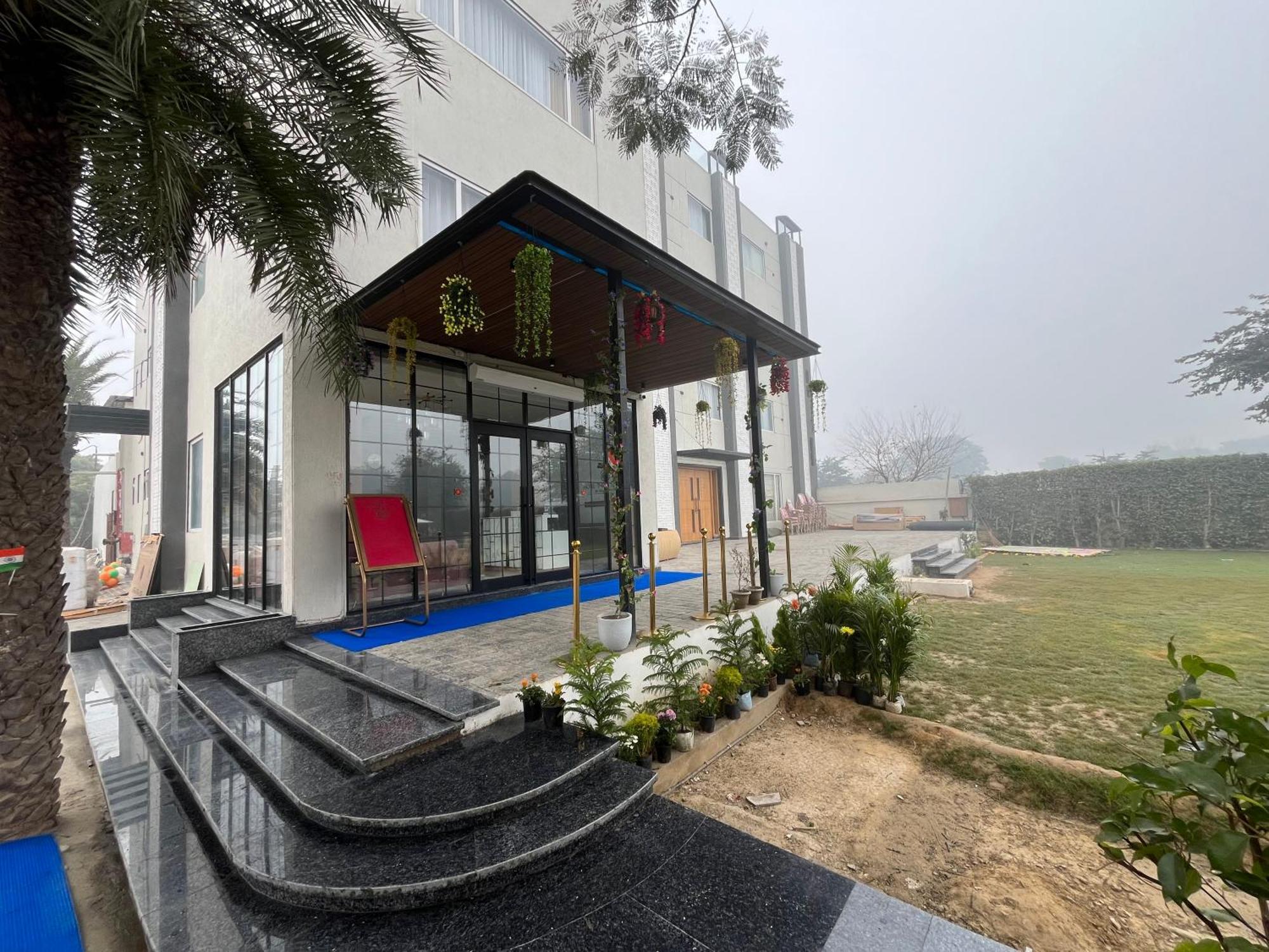 Hotel Three Seasons Vrindāvan Exterior foto