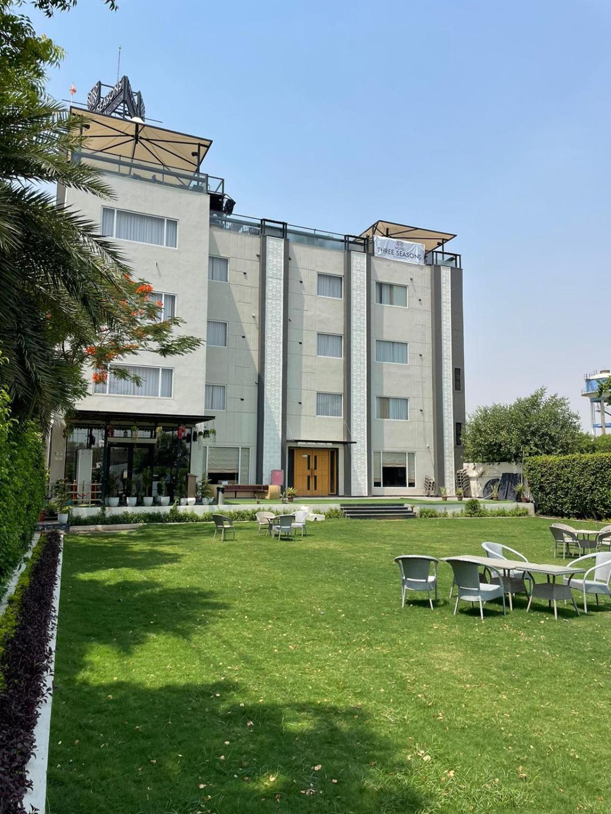 Hotel Three Seasons Vrindāvan Exterior foto